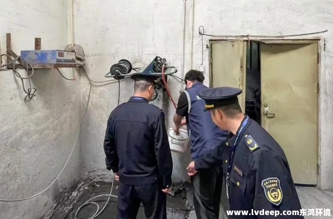 執法人員進行試水試驗